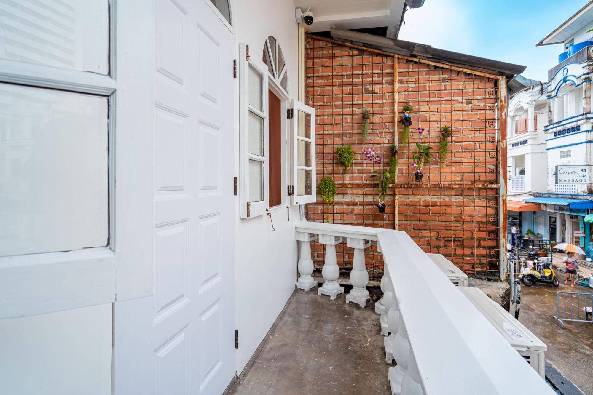Sweett Lemon Hostel Patong Exterior photo
