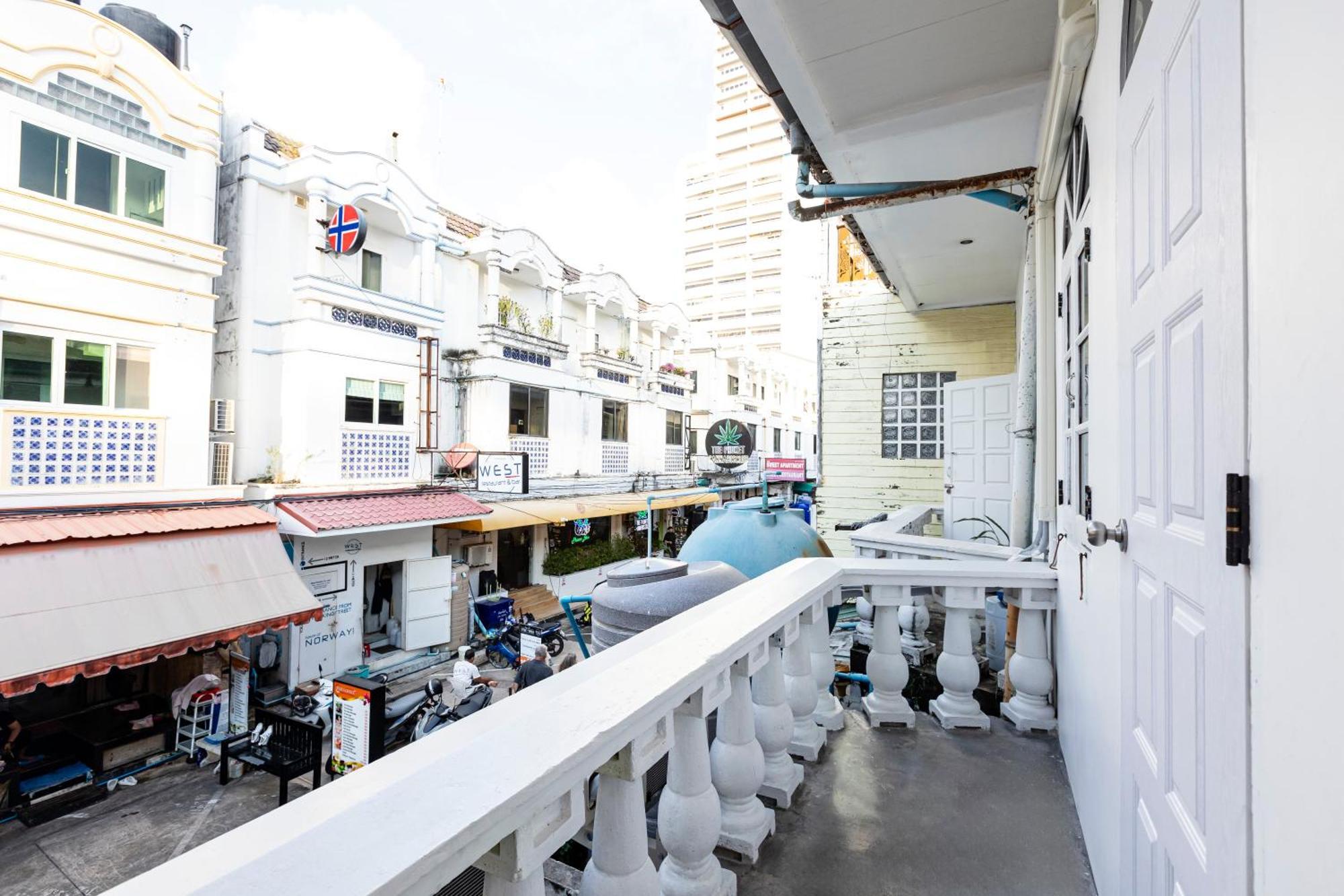 Sweett Lemon Hostel Patong Exterior photo