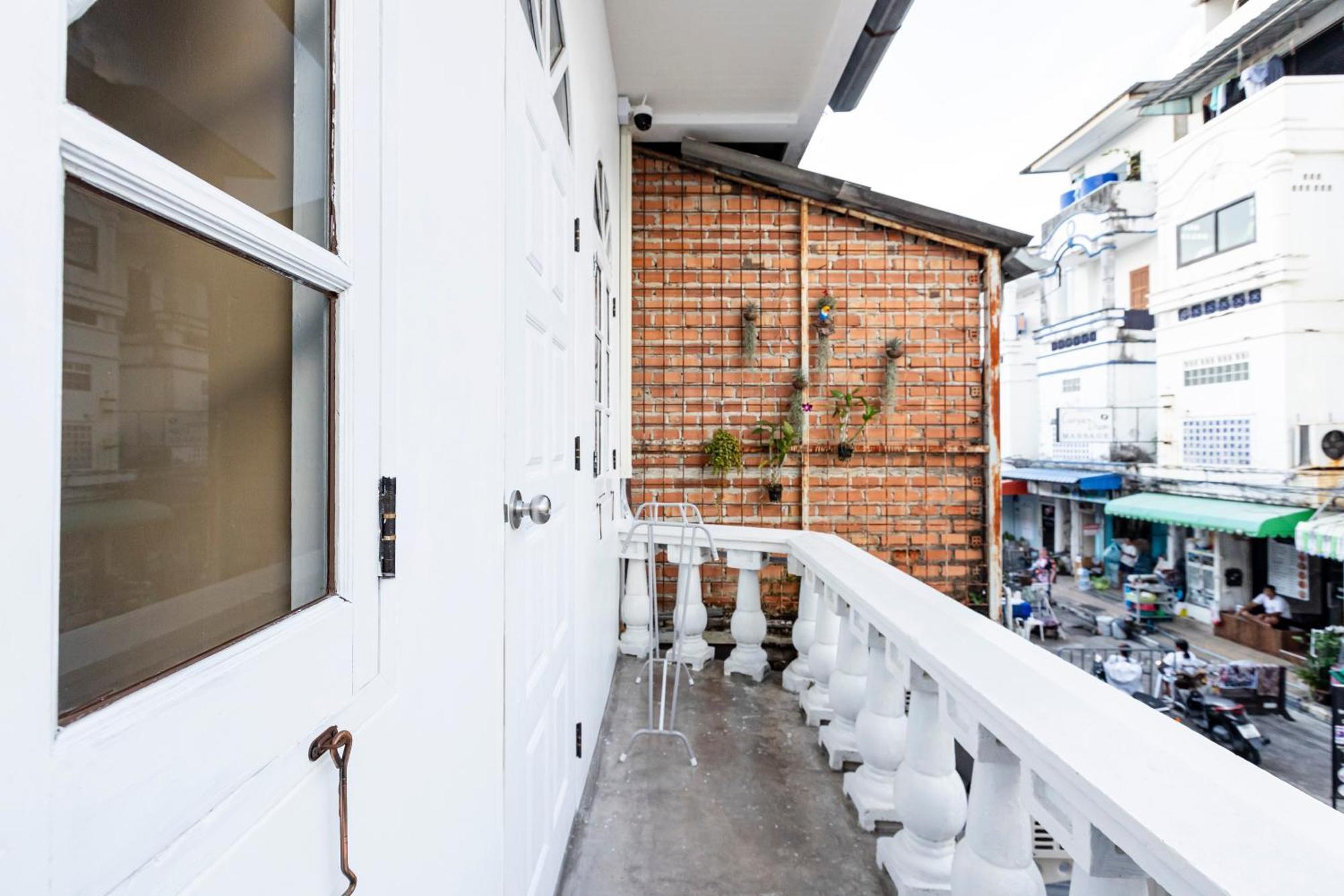 Sweett Lemon Hostel Patong Exterior photo